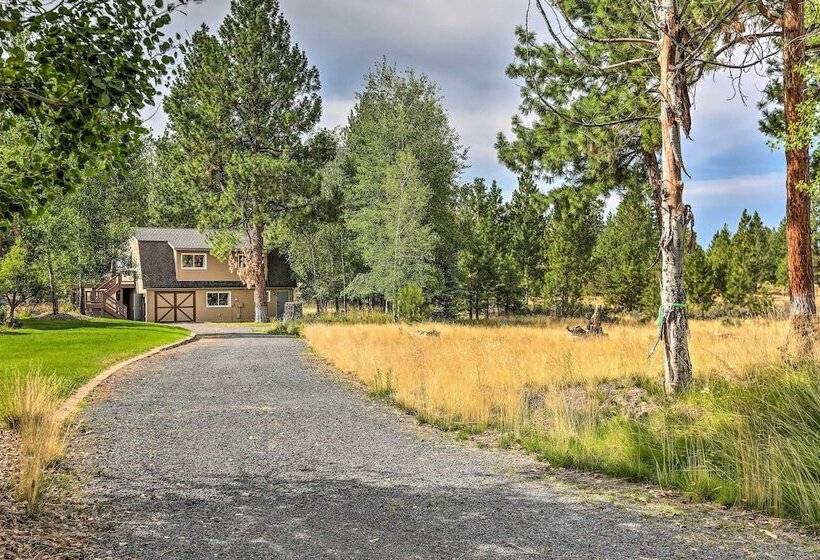 Upscale Bend Barn W/ Deck   Close To Trails!