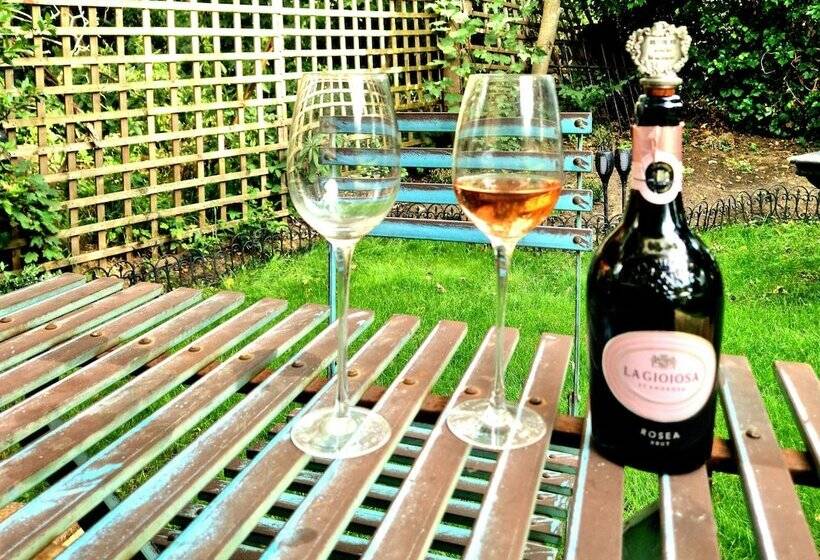 1 Bed Cottage Museum View Garden Free Parking