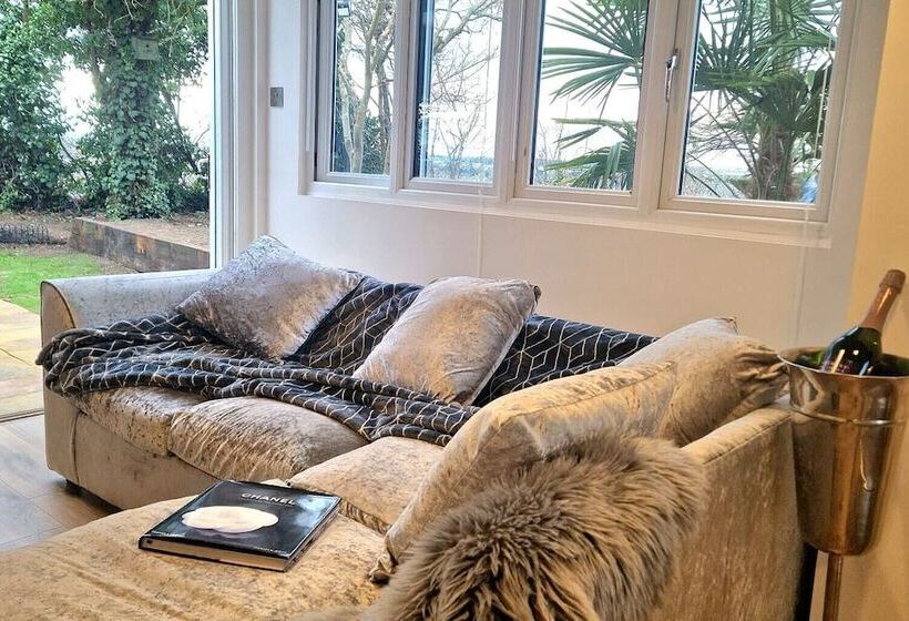 1 Bed Cottage Museum View Garden Free Parking