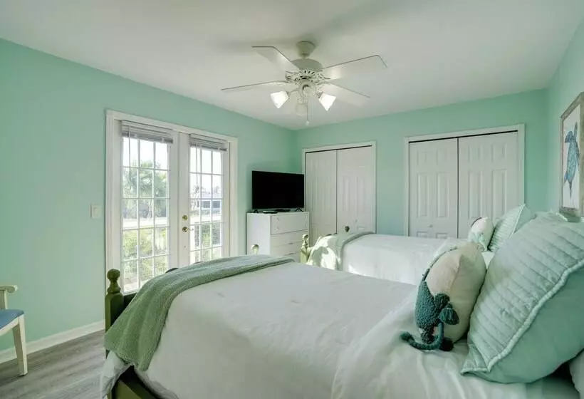 Bokeelia Island Oasis: Waterfront, Private Dock!