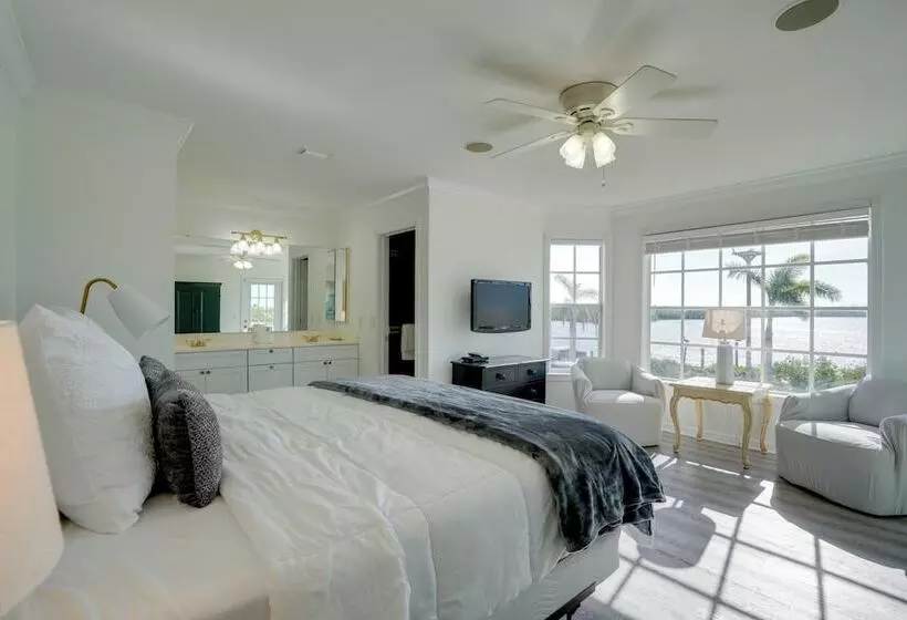 Bokeelia Island Oasis: Waterfront, Private Dock!