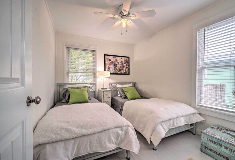 Bright Carolina Beach Cottage W/ Yard & Grill