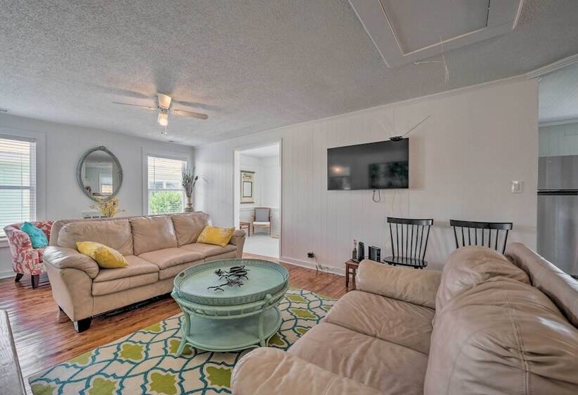 Bright Carolina Beach Cottage W/ Yard & Grill