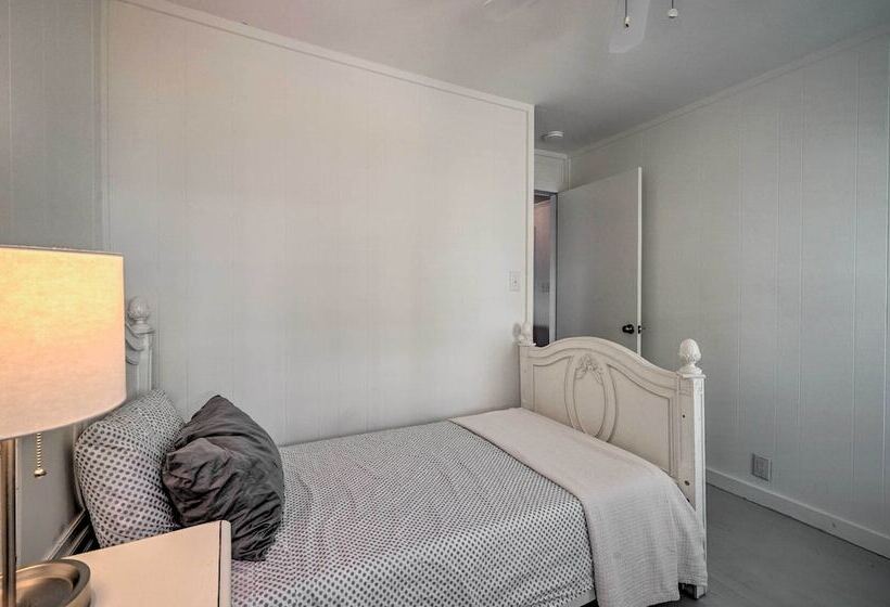 Bright Carolina Beach Cottage W/ Yard & Grill