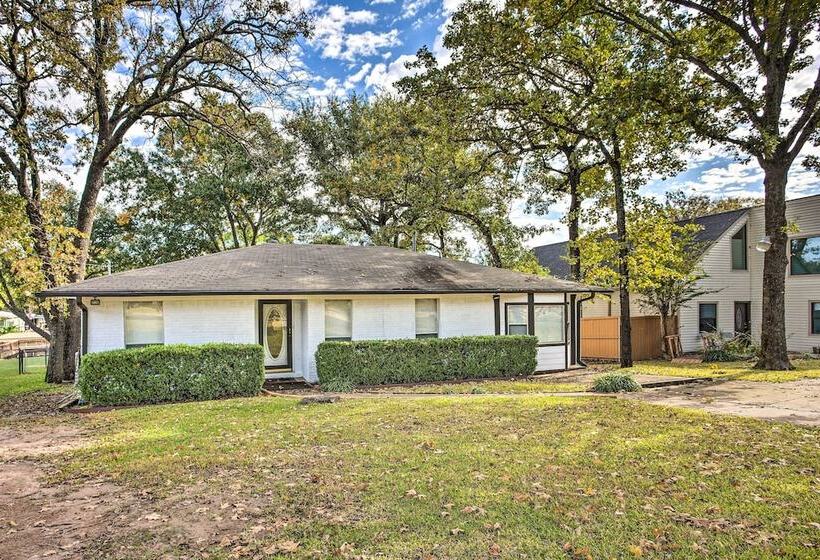 Cedar Creek Lake Home: Private Dock & Hot Tub