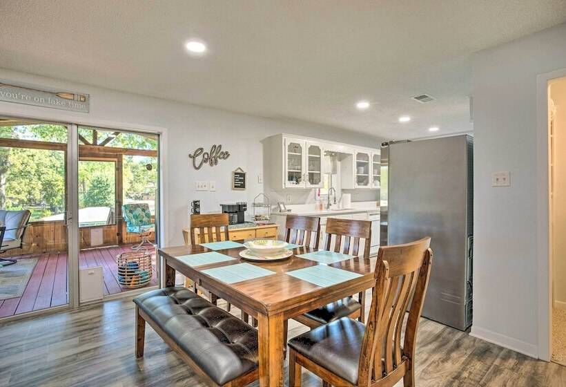 Cedar Creek Lake Home: Private Dock & Hot Tub