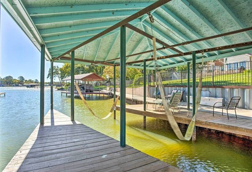 Cedar Creek Lake Home: Private Dock & Hot Tub