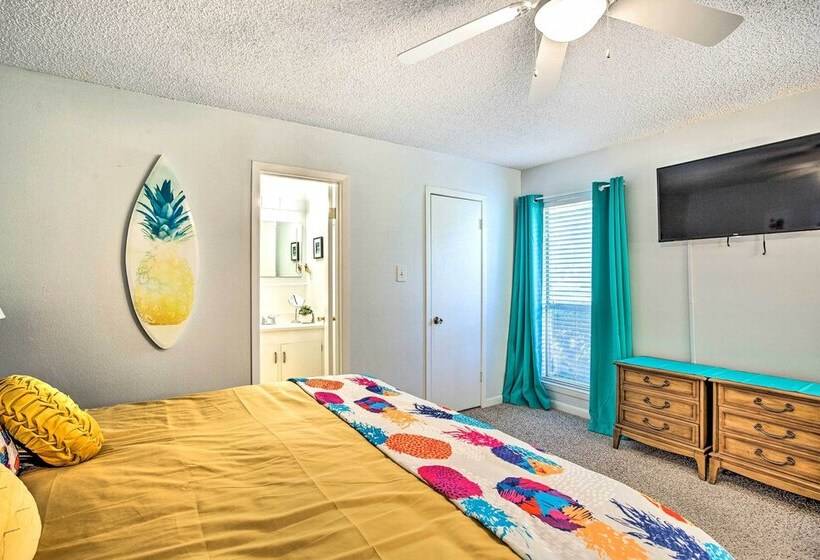 Cedar Creek Lake Home: Private Dock & Hot Tub