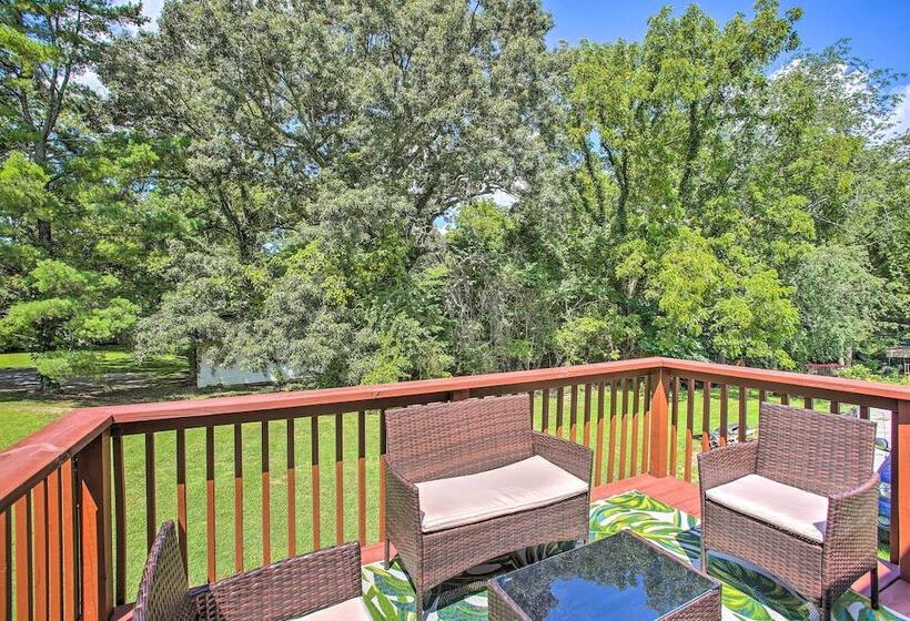 Charming Springfield Escape W/ Furnished Deck