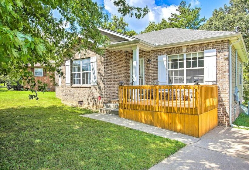 Charming Springfield Escape W/ Furnished Deck