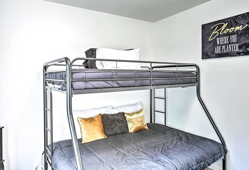 Charming Springfield Escape W/ Furnished Deck