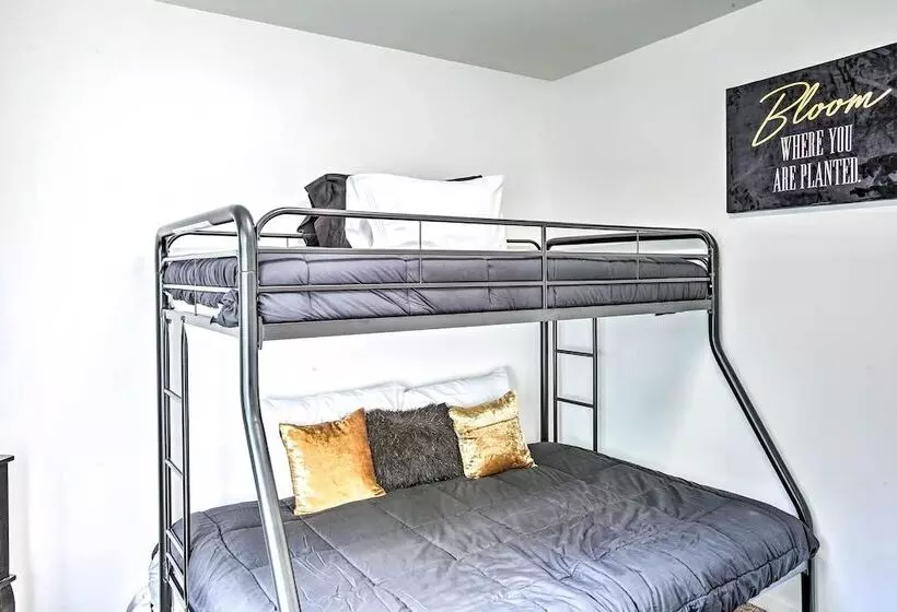 Charming Springfield Escape W/ Furnished Deck