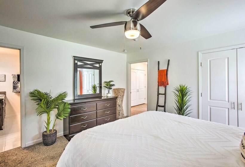 Charming Springfield Escape W/ Furnished Deck