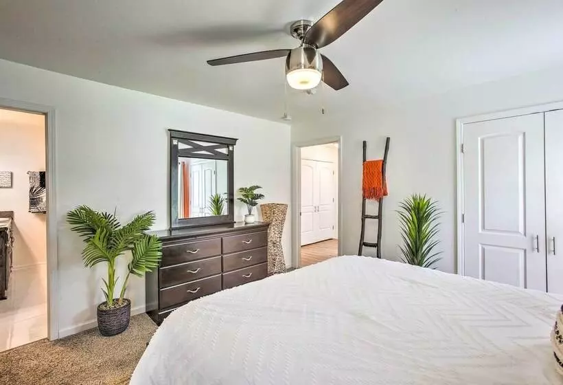 Charming Springfield Escape W/ Furnished Deck