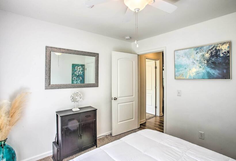 Charming Springfield Escape W/ Furnished Deck