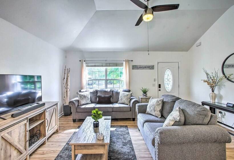 Charming Springfield Escape W/ Furnished Deck