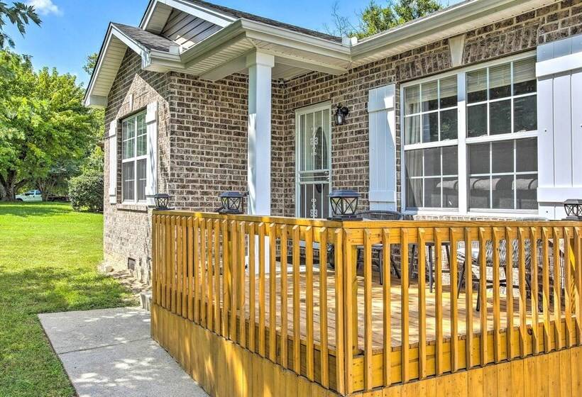 Charming Springfield Escape W/ Furnished Deck