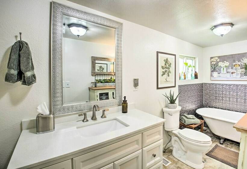 Chic Hot Springs Home ~ 2 Miles To National Park!