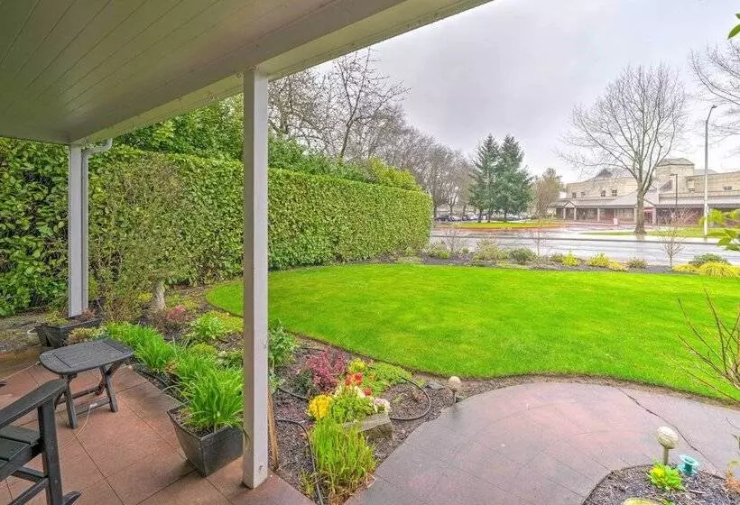 Chic Vancouver Cottage: 1 Mile To Main Street