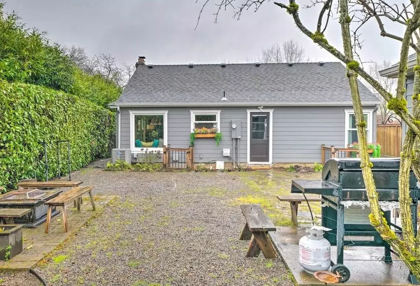 Chic Vancouver Cottage: 1 Mile To Main Street