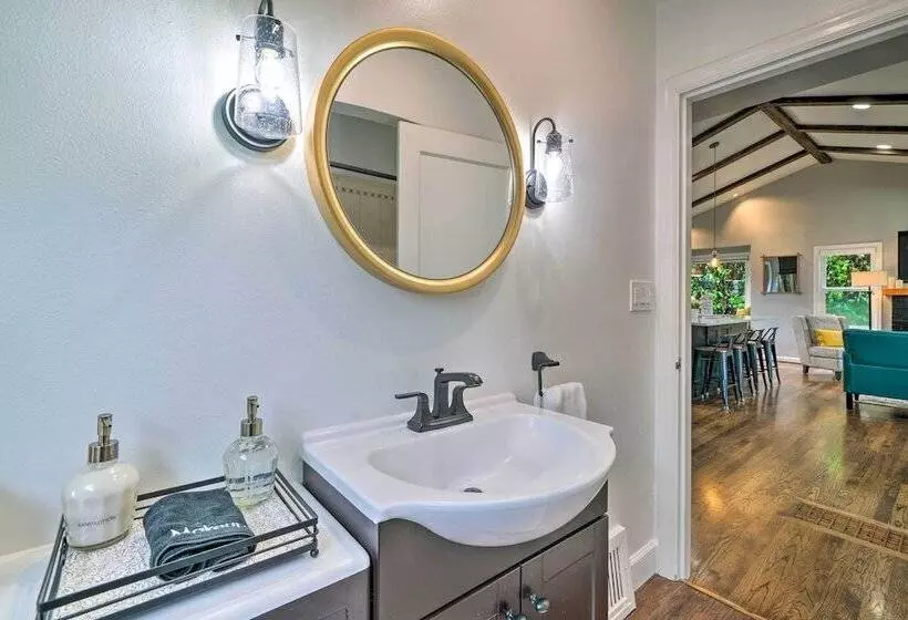 Chic Vancouver Cottage: 1 Mile To Main Street