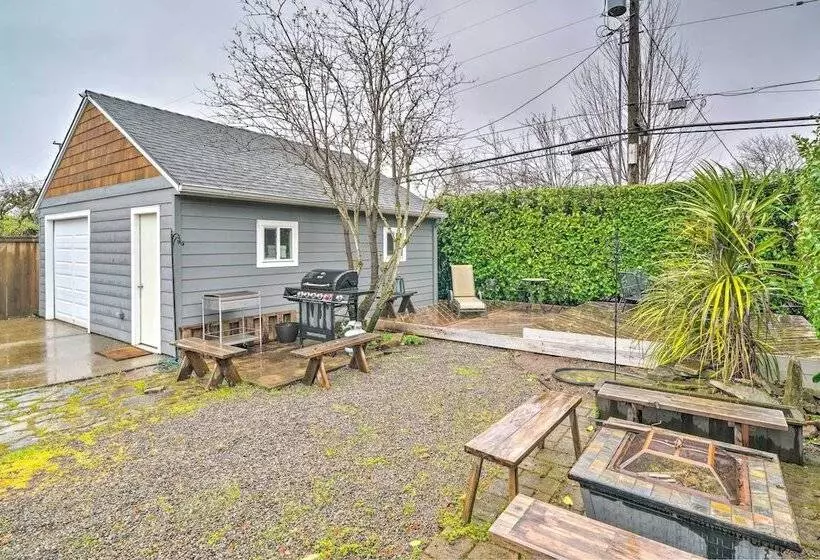 Chic Vancouver Cottage: 1 Mile To Main Street