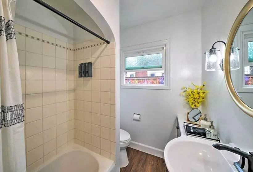 Chic Vancouver Cottage: 1 Mile To Main Street