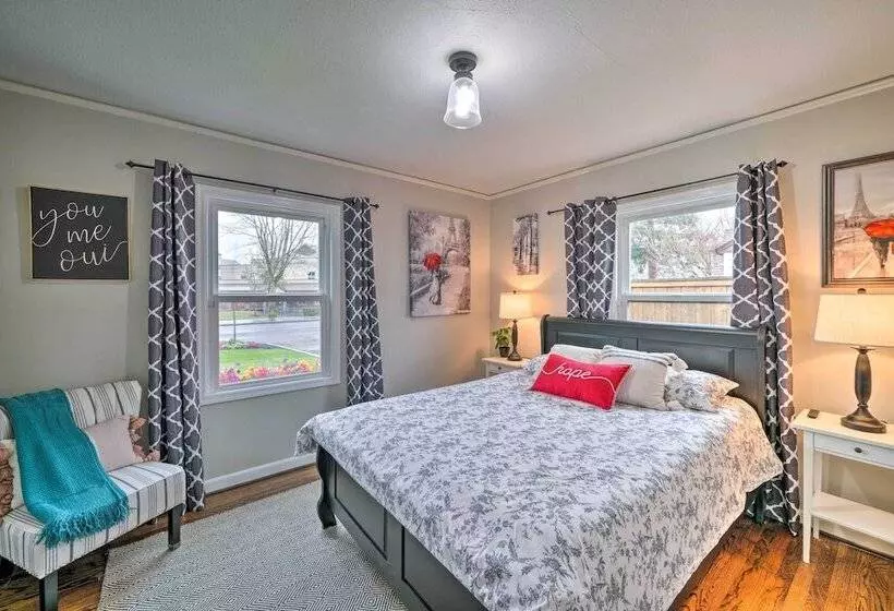 Chic Vancouver Cottage: 1 Mile To Main Street