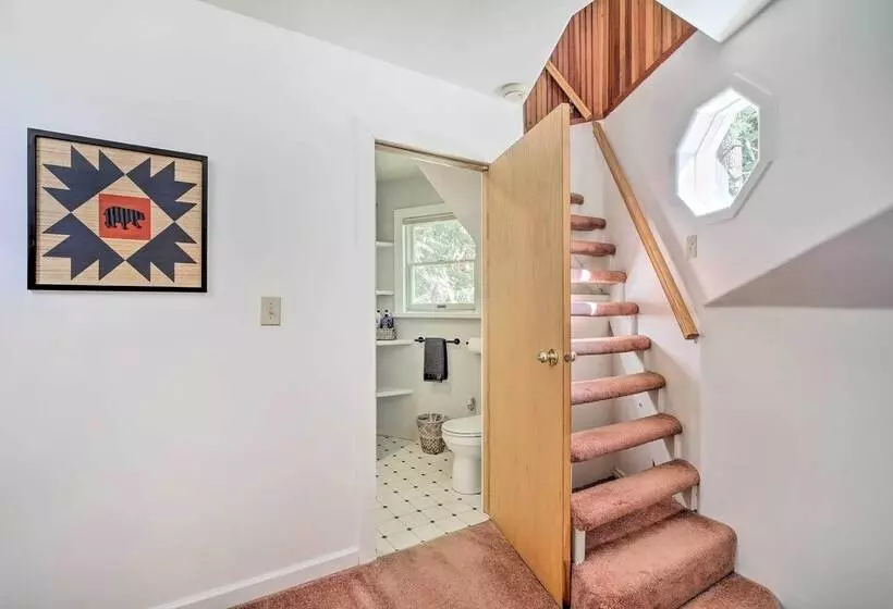 Cozy  Black Bear Retreat  By Mount Rainier!