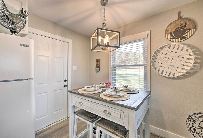 Hodgen Cottage On 650 Acres, Cozy & Scenic