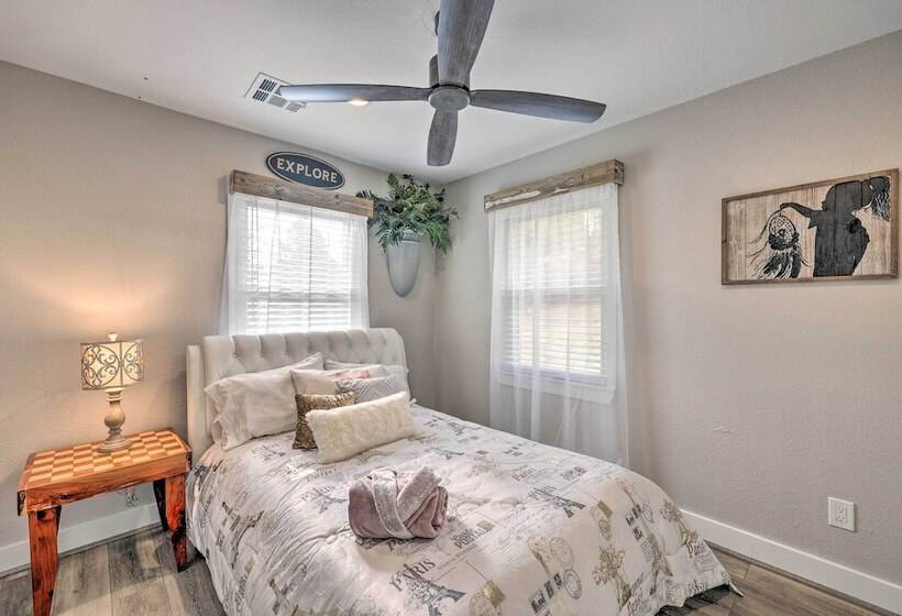 Hodgen Cottage On 650 Acres, Cozy & Scenic