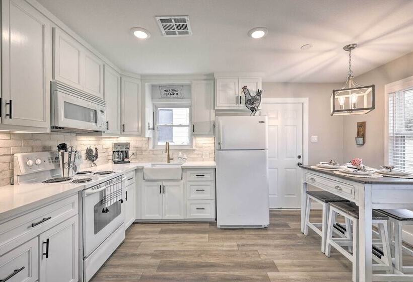 Hodgen Cottage On 650 Acres, Cozy & Scenic