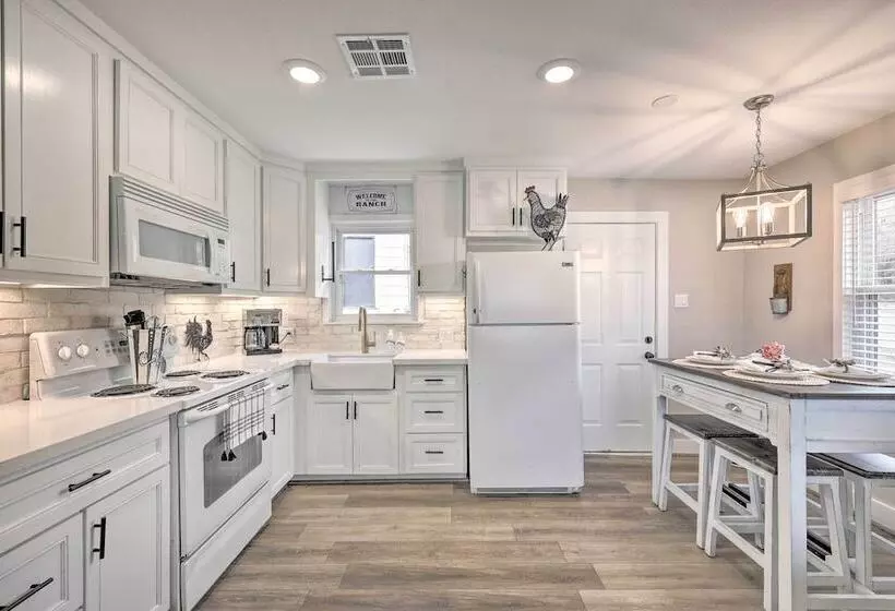 Hodgen Cottage On 650 Acres, Cozy & Scenic