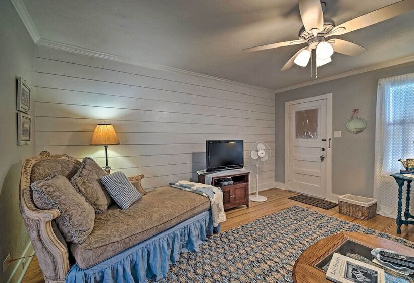 Pet Friendly Brenham Cottage W/ Yard!