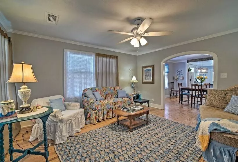 Pet Friendly Brenham Cottage W/ Yard!
