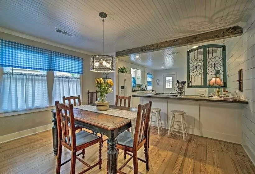 Pet Friendly Brenham Cottage W/ Yard!
