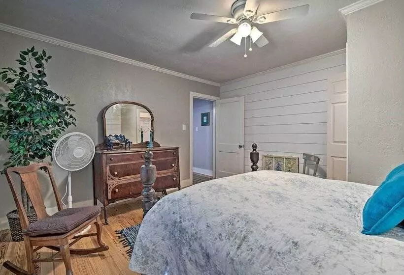Pet Friendly Brenham Cottage W/ Yard!