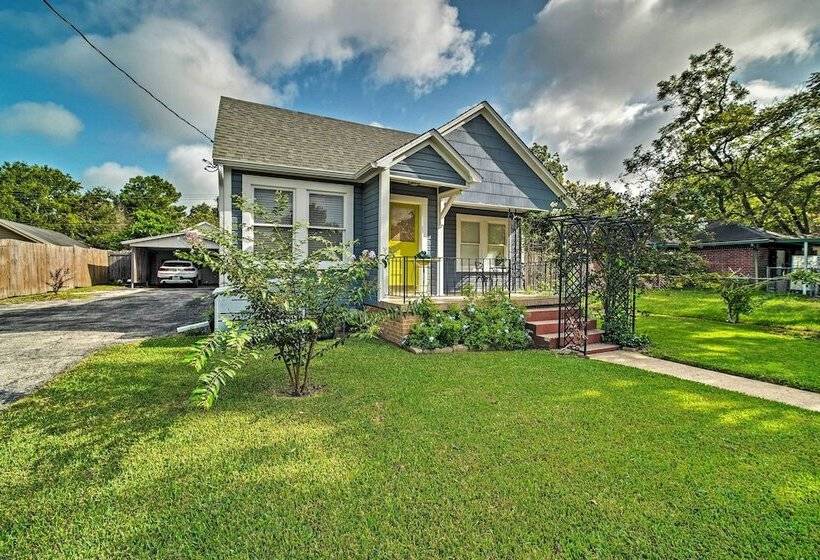 Pet Friendly Brenham Cottage W/ Yard!