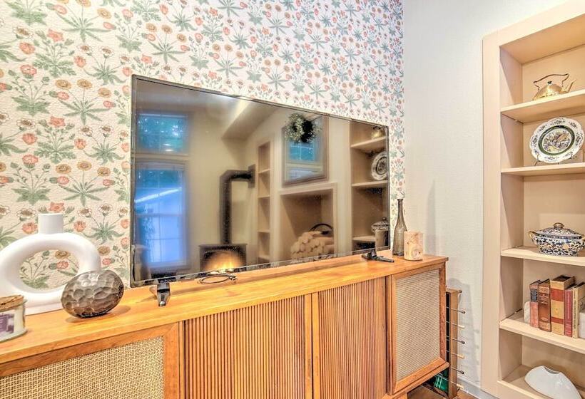 Family Home W/ Fire Pit, Grill & Fenced Yard!