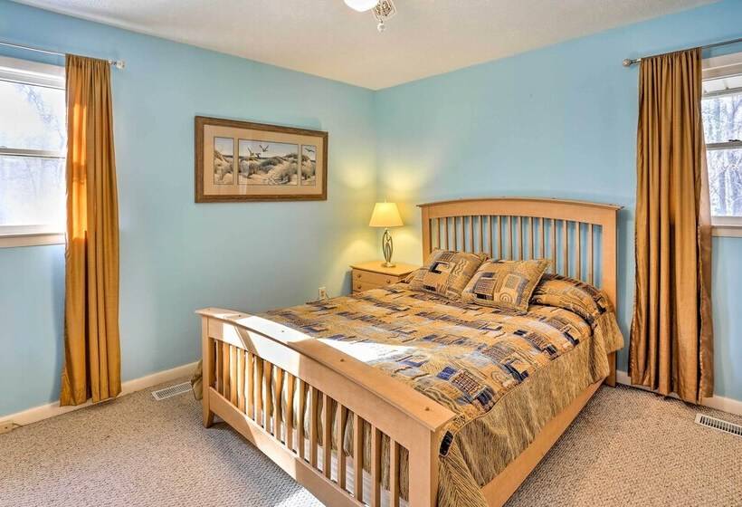 Lake Waccamaw Home W/ Fenced Yard & Shared Pier!