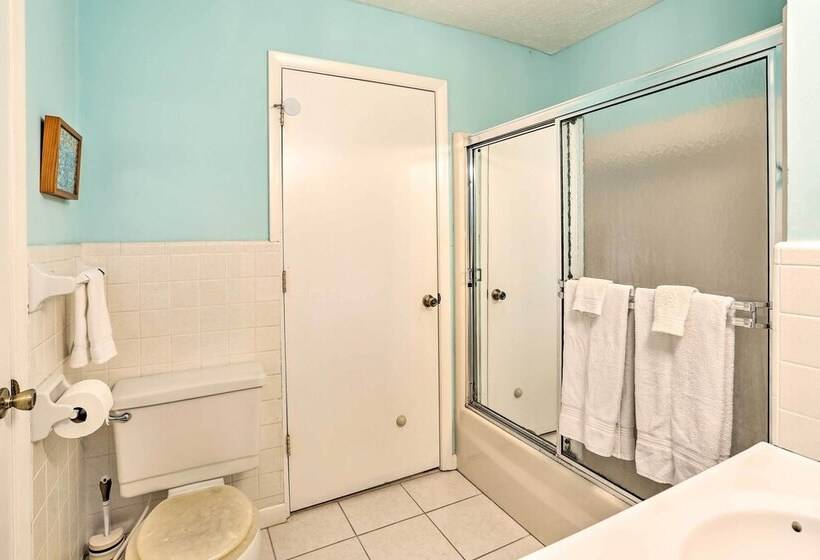 Lake Waccamaw Home W/ Fenced Yard & Shared Pier!