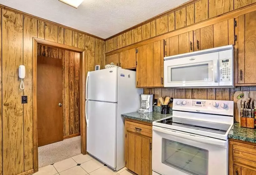 Lake Waccamaw Home W/ Fenced Yard & Shared Pier!