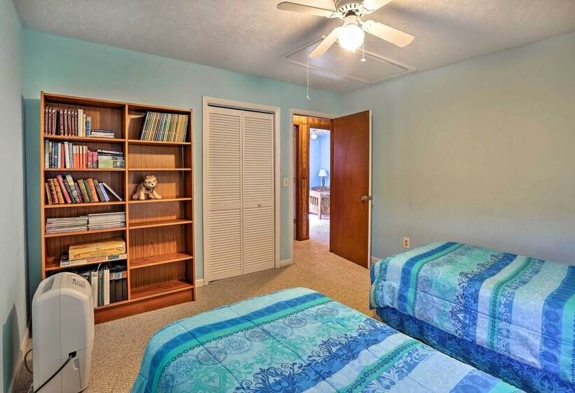 Lake Waccamaw Home W/ Fenced Yard & Shared Pier!