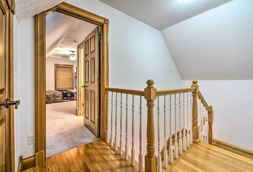 Lake Cumberland Retreat W/ Deck & Views!