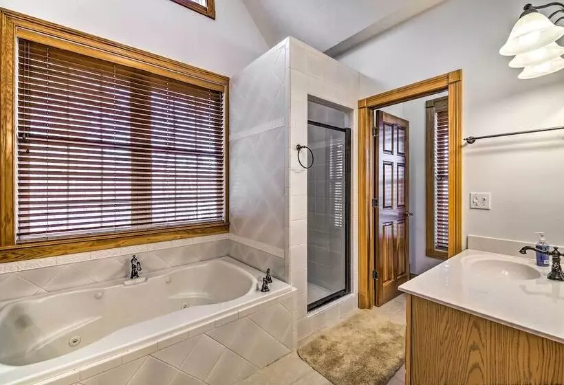 Lake Cumberland Retreat W/ Deck & Views!