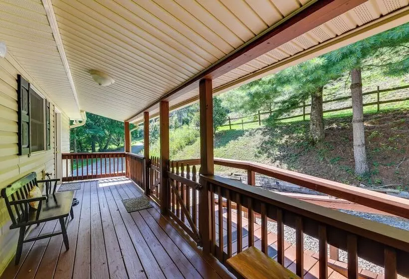Pet Friendly Waynesville Retreat W/ Hot Tub!