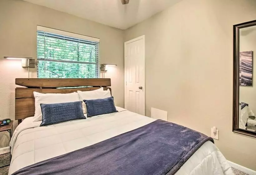 Piney Woods Cottage, Steps From Livingston Lake!