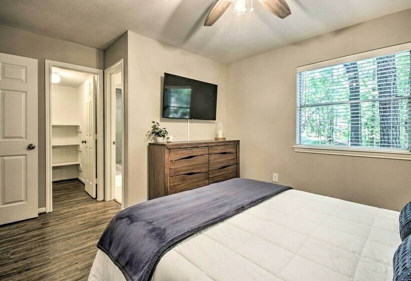 Piney Woods Cottage, Steps From Livingston Lake!