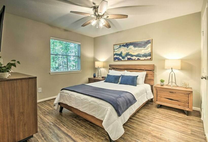 Piney Woods Cottage, Steps From Livingston Lake!