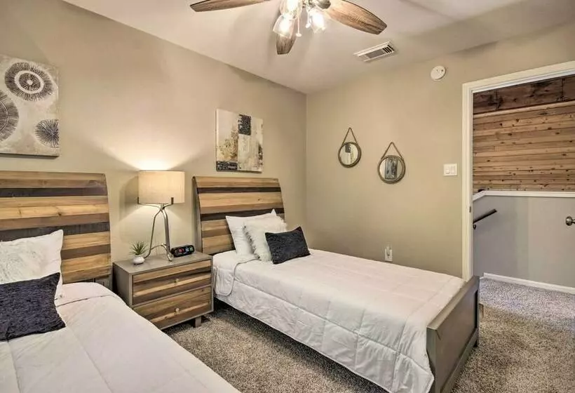 Piney Woods Cottage, Steps From Livingston Lake!